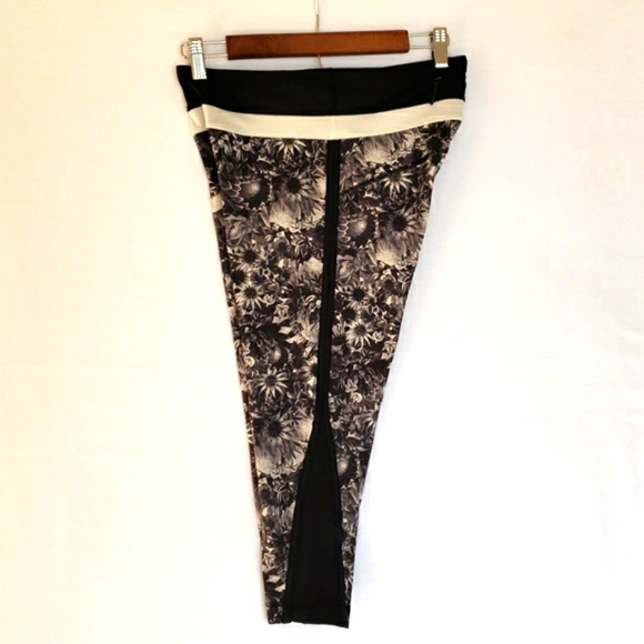 Lululemon Up the Pace Floral Crop Leggings, size 6 - Picture 5 of 9
